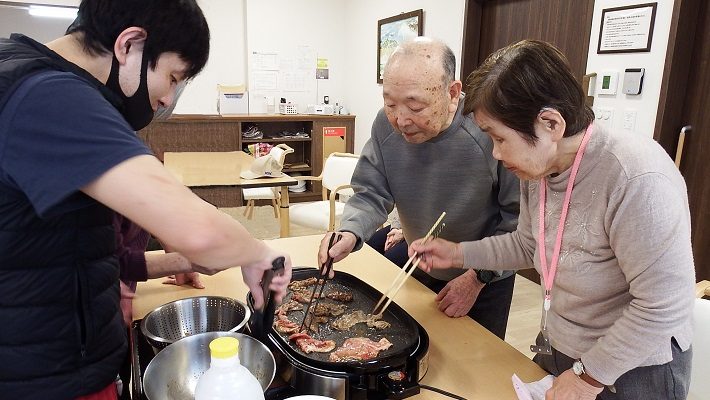 お肉を焼くご利用者さま